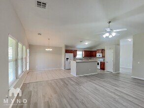 13301 SW 2nd St in Yukon, OK - Foto de edificio - Building Photo