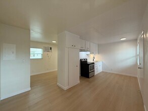 15634 Leadwell St in Los Angeles, CA - Building Photo - Building Photo