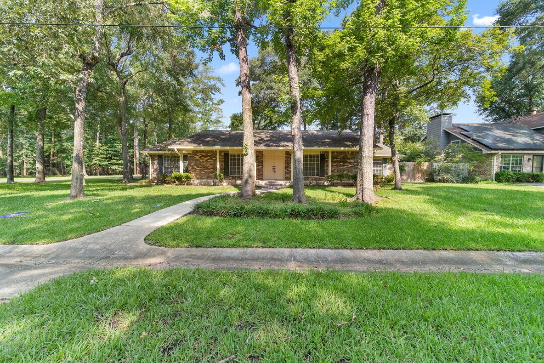 41 Greentree Ln in Conroe, TX - Building Photo