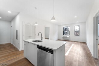 25 Freeway Dr E in East Orange, NJ - Foto de edificio - Building Photo