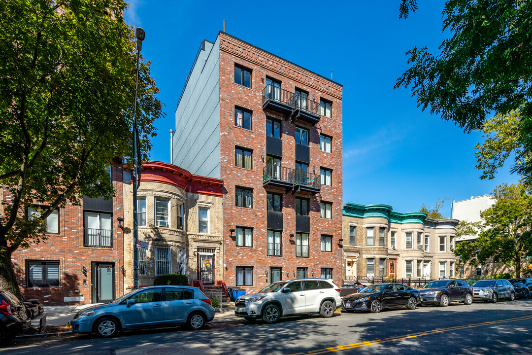 896 New York Ave in Brooklyn, NY - Building Photo