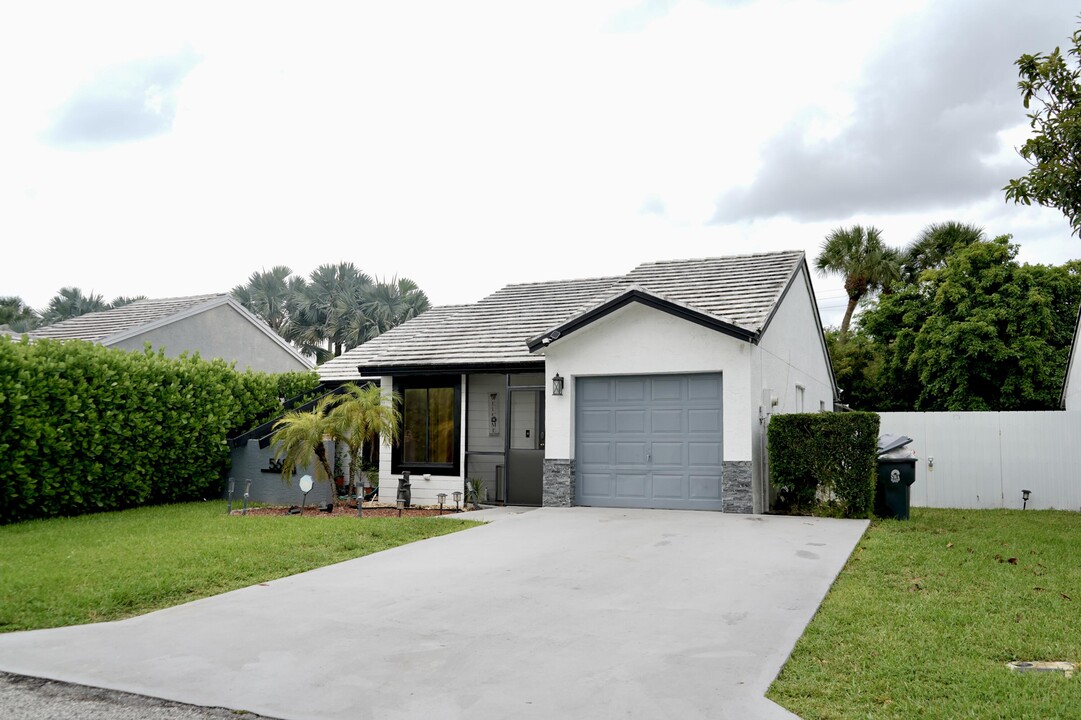 5684 Strawberry Lakes Cir in Greenacres, FL - Foto de edificio