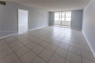 410 NW 68th Ave, Unit 205 in Plantation, FL - Building Photo - Building Photo
