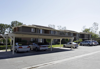 154 Canyon Woods Apartments in Lake Forest, CA - Foto de edificio - Building Photo