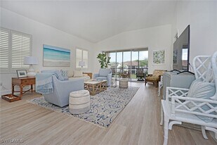 4740 Stratford Ct in Naples, FL - Building Photo