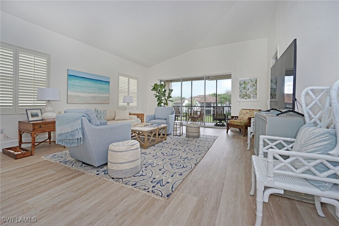 4740 Stratford Ct in Naples, FL - Building Photo