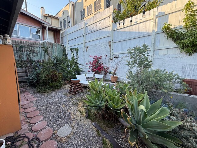 property at 2223 1/2 Oak Glen Pl