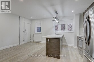 2520 Bloor St W in Toronto, ON - Building Photo - Building Photo