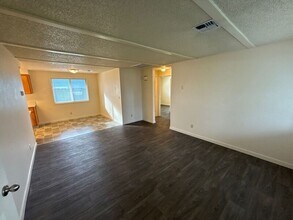 411 E 3rd St in Halsey, OR - Foto de edificio - Building Photo