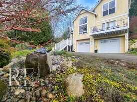 34652 Hood Canal Dr NE in Kingston, WA - Building Photo