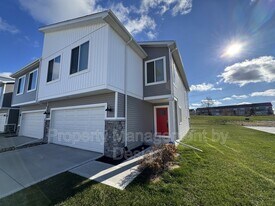 9788 Crestview Dr in Waukee, IA - Building Photo