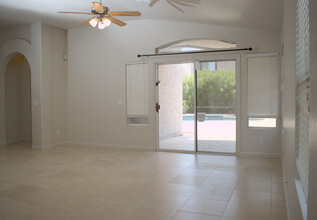 2741 E Hartford Ave in Phoenix, AZ - Foto de edificio - Building Photo