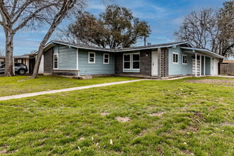 1002 Sumner Dr in San Antonio, TX - Foto de edificio - Building Photo