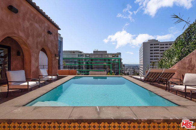 8425 W Sunset Blvd in Los Angeles, CA - Building Photo - Building Photo