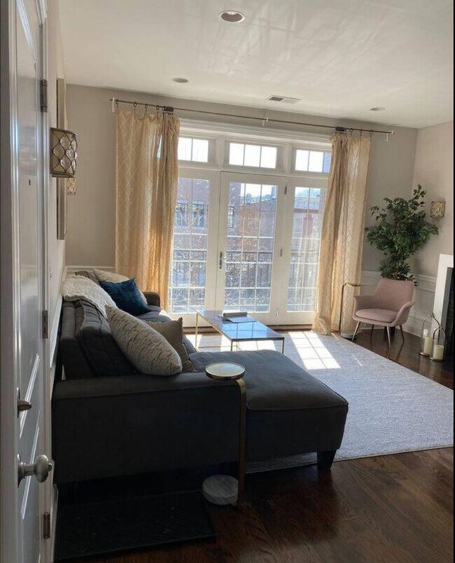 2008 W Erie St, Unit 2W in Chicago, IL - Building Photo - Building Photo