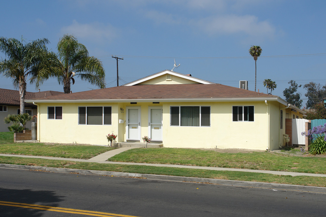 662-666 College Dr in Ventura, CA - Foto de edificio