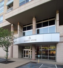 5570 Centre Ave, Unit 503 in Pittsburgh, PA - Foto de edificio - Building Photo