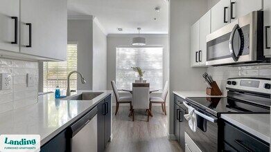 1215 W Slaughter Ln, Unit 936 in Austin, TX - Foto de edificio - Building Photo