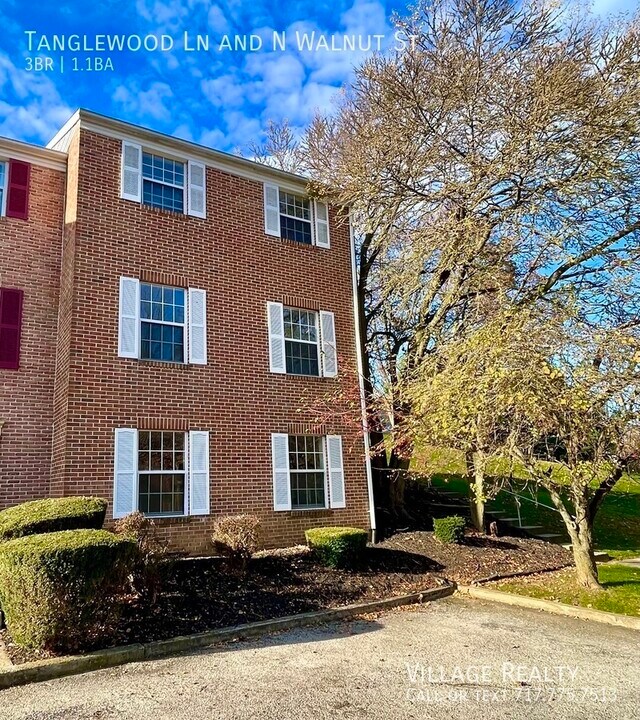 438 Tanglewood Ln in Dallastown, PA - Building Photo