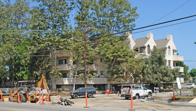 Louise Court Apartments in Los Angeles, CA - Building Photo - Building Photo