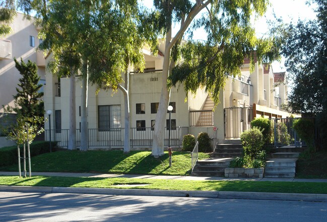 1221 Huntington Dr in South Pasadena, CA - Foto de edificio - Building Photo