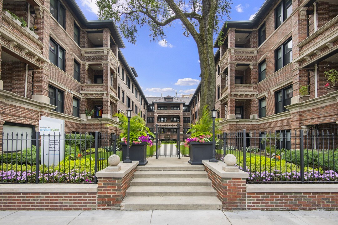 Reside on Irving Park in Chicago, IL - Foto de edificio