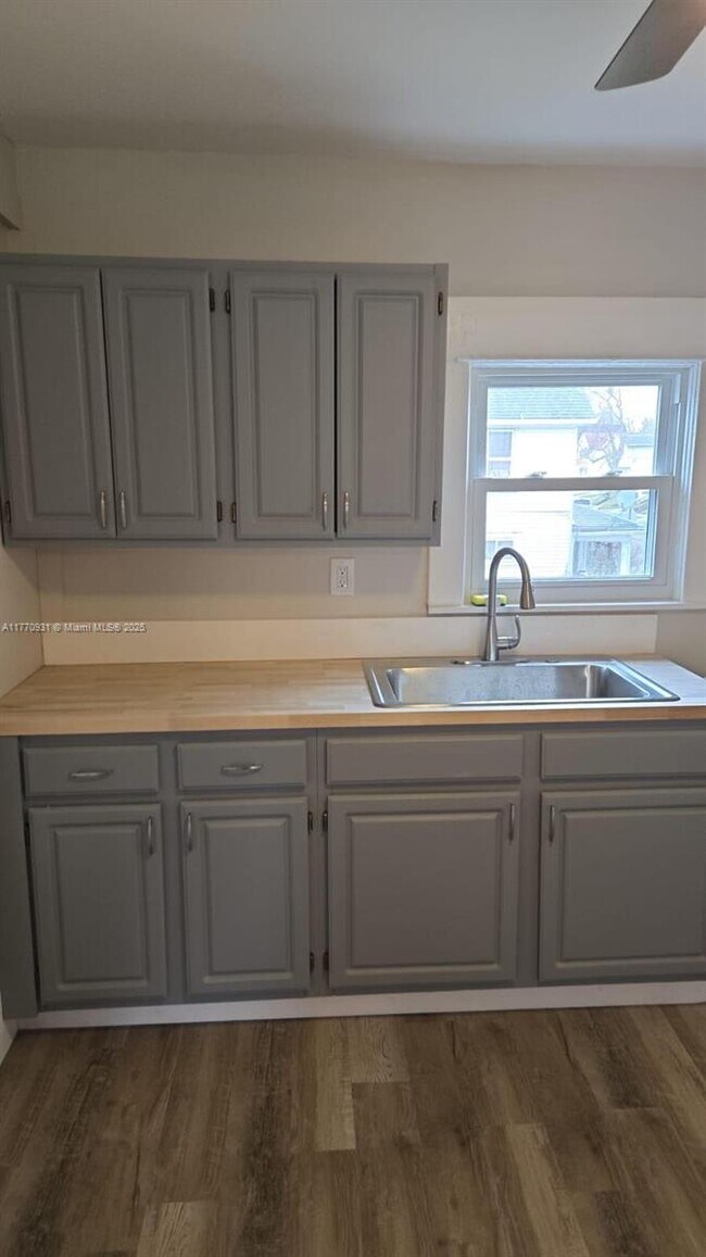 1166 Bellows St in Akron, OH - Building Photo - Building Photo