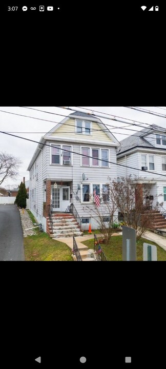 376 Livingston Ave, Unit Apt B in New Brunswick, NJ - Building Photo