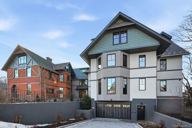 34 Clinton Ave in Dobbs Ferry, NY - Foto de edificio - Building Photo