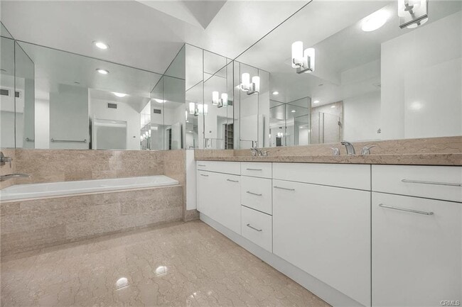 property at 13600 Marina Pointe Dr
