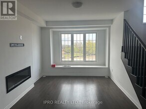 3040 John McKay Blvd in Oakville, ON - Building Photo - Building Photo