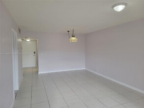 13707 Kendale Lakes Cir in Miami, FL - Building Photo - Building Photo