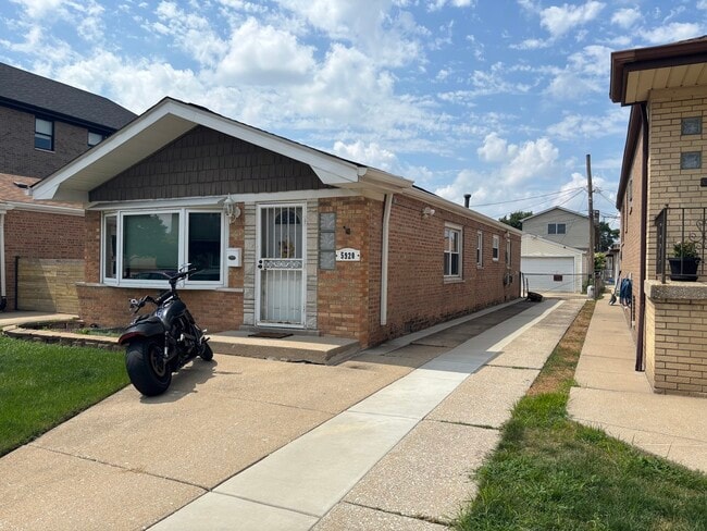 5920 S Meade Ave in Chicago, IL - Building Photo - Building Photo