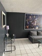 1732 Meridian Ave in Miami Beach, FL - Foto de edificio - Building Photo