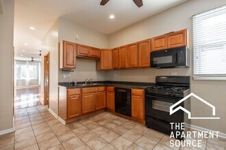 2028 N Hamlin Ave, Unit 2 in Chicago, IL - Building Photo - Building Photo