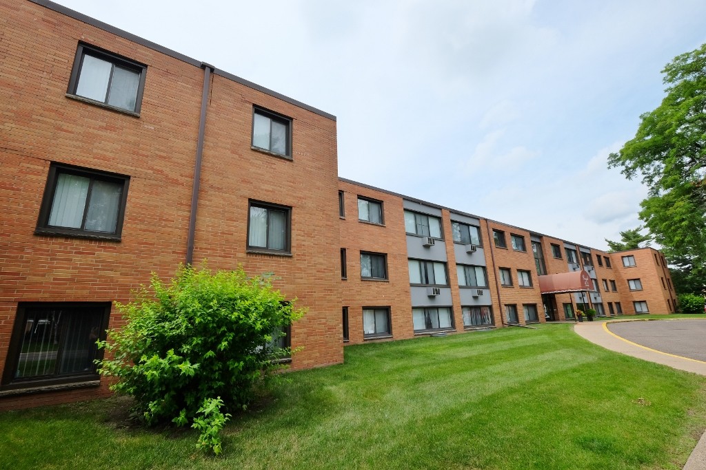 Royal Park Apartments in St. Louis Park, MN - Building Photo