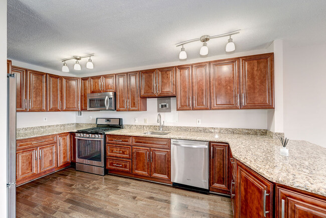 4242 East West Hwy, Unit 416 in Bethesda, MD - Building Photo - Building Photo