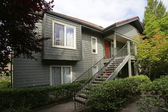 Fanno Creek Village in Tigard, OR - Building Photo - Building Photo