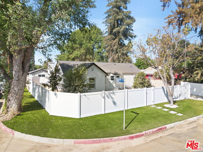 6905 Yolanda Ave in Los Angeles, CA - Foto de edificio - Building Photo