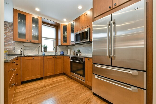 1038 Beacon St, Unit 404 in Brookline, MA - Building Photo - Building Photo