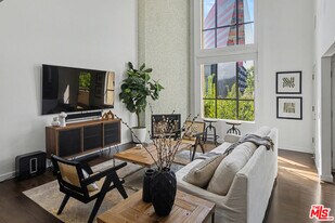 720 Huntley Dr in West Hollywood, CA - Building Photo