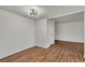5160 Indian River Dr, Unit 329 in Las Vegas, NV - Foto de edificio - Building Photo