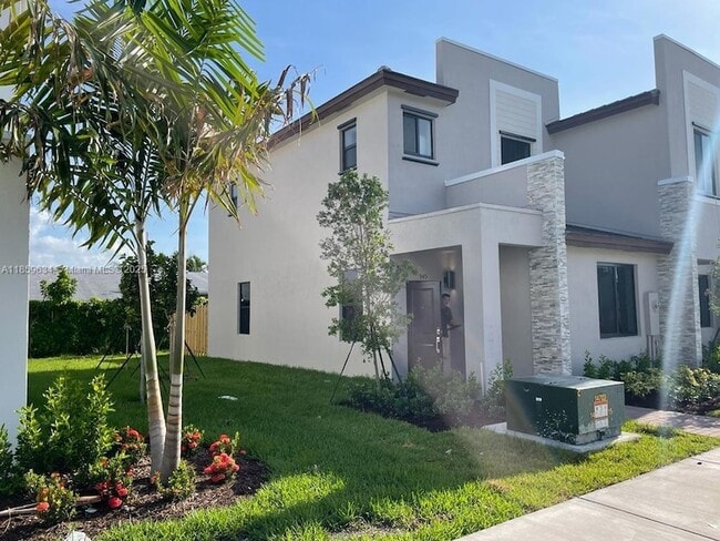 945 NE 211th St in North Miami Beach, FL - Building Photo - Building Photo