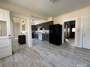 140 Hynes Ave in Groton, CT - Building Photo - Building Photo