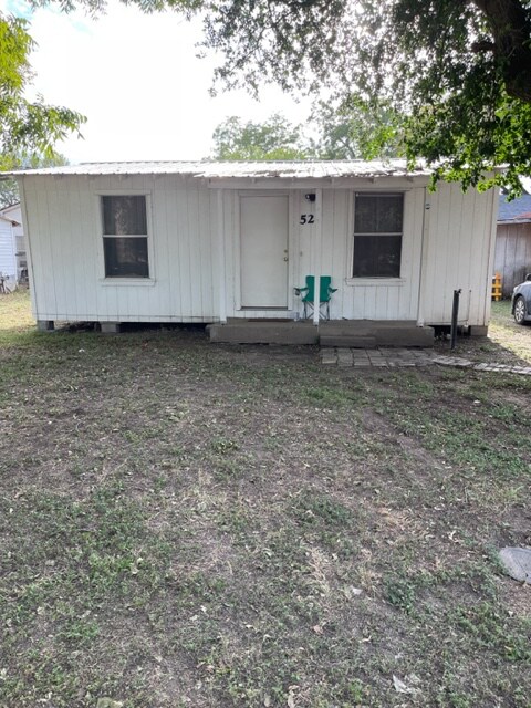 521 St John St in Gonzales, TX - Building Photo