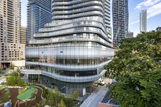 15 Wellesley St W in Toronto, ON - Building Photo - Building Photo