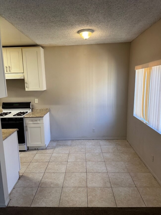 15516 Nordhoff St, Unit 209 in North Hills, CA - Building Photo - Building Photo