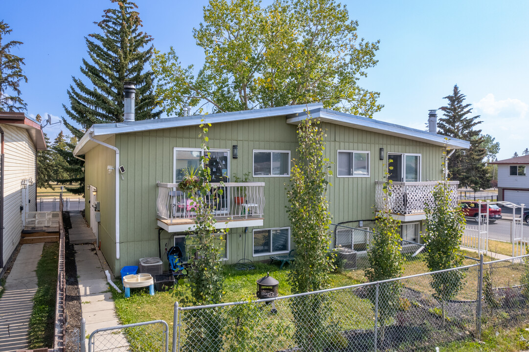 1419 44 St SE in Calgary, AB - Building Photo