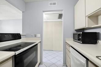 300 N Civic Dr in Walnut Creek, CA - Building Photo - Building Photo