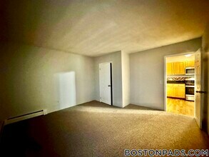 695 N Main St, Unit 8 in Fall River, MA - Foto de edificio - Building Photo